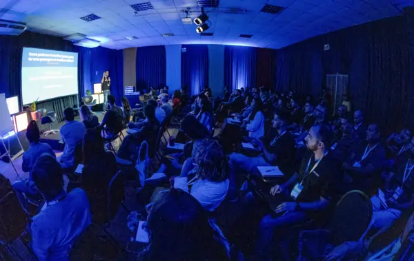 Guilherme Palmerio palestrando no CRM Zummit 2023